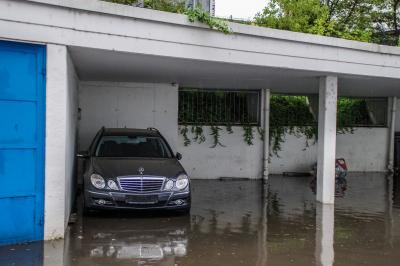 Stuttgart: Starkregen suergt fuer Ueberschwemmung in Waschanlage